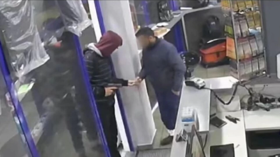 Χειροπέδες σε αστυνομικό που λήστευε υπαλλήλους σε βενζινάδικα (βίντεο)